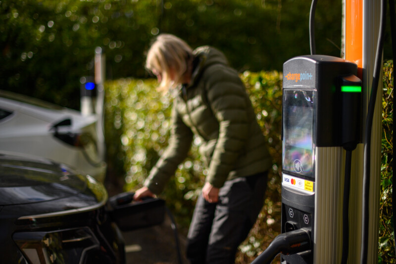 Charging station with contactless payment